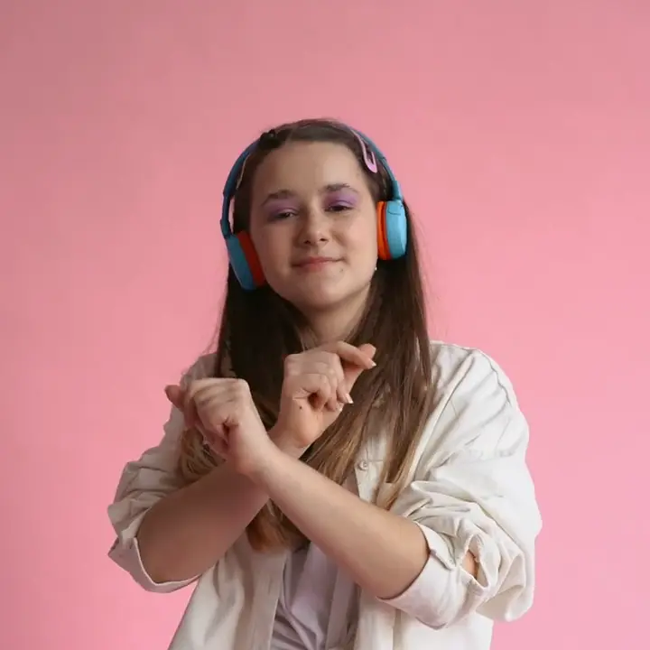Dziewczyna tańczy w słuchawkach