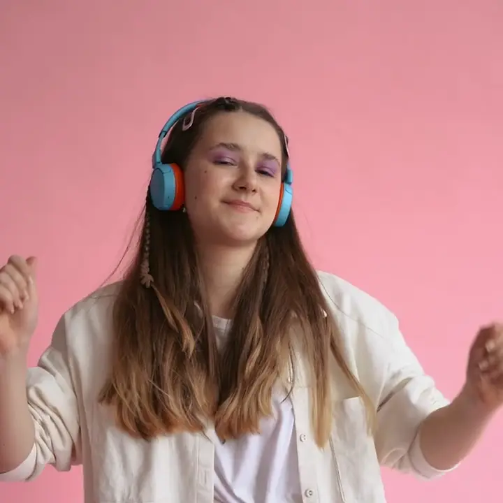 Dziewczyna cieszy się muzyką