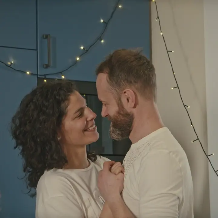 Para przytulona w tańcu w kuchni