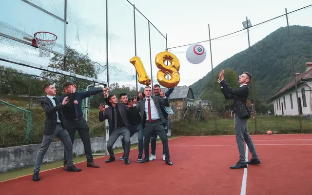 Chłopcy świętują osiemnastkę z balonami 18