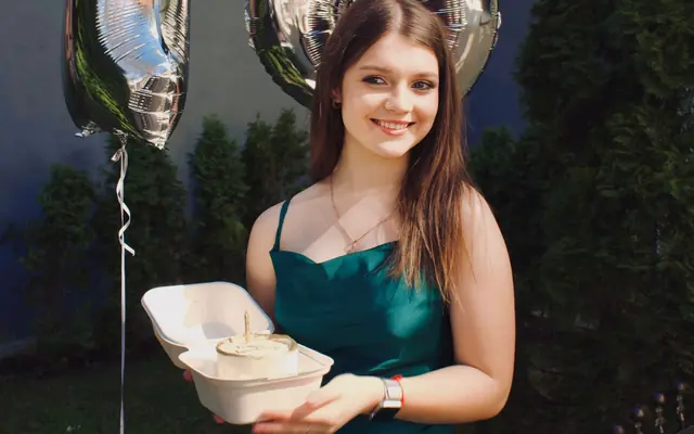 Dziewczyna z balonami 18 na swoich urodzinach