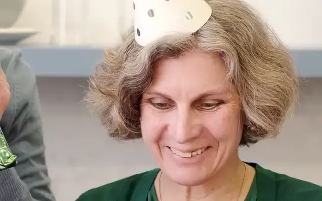 Solenizantka w urodzinowej czapeczce